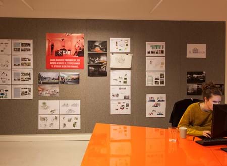 Pindot opslagstavle med filt på kontor (1)